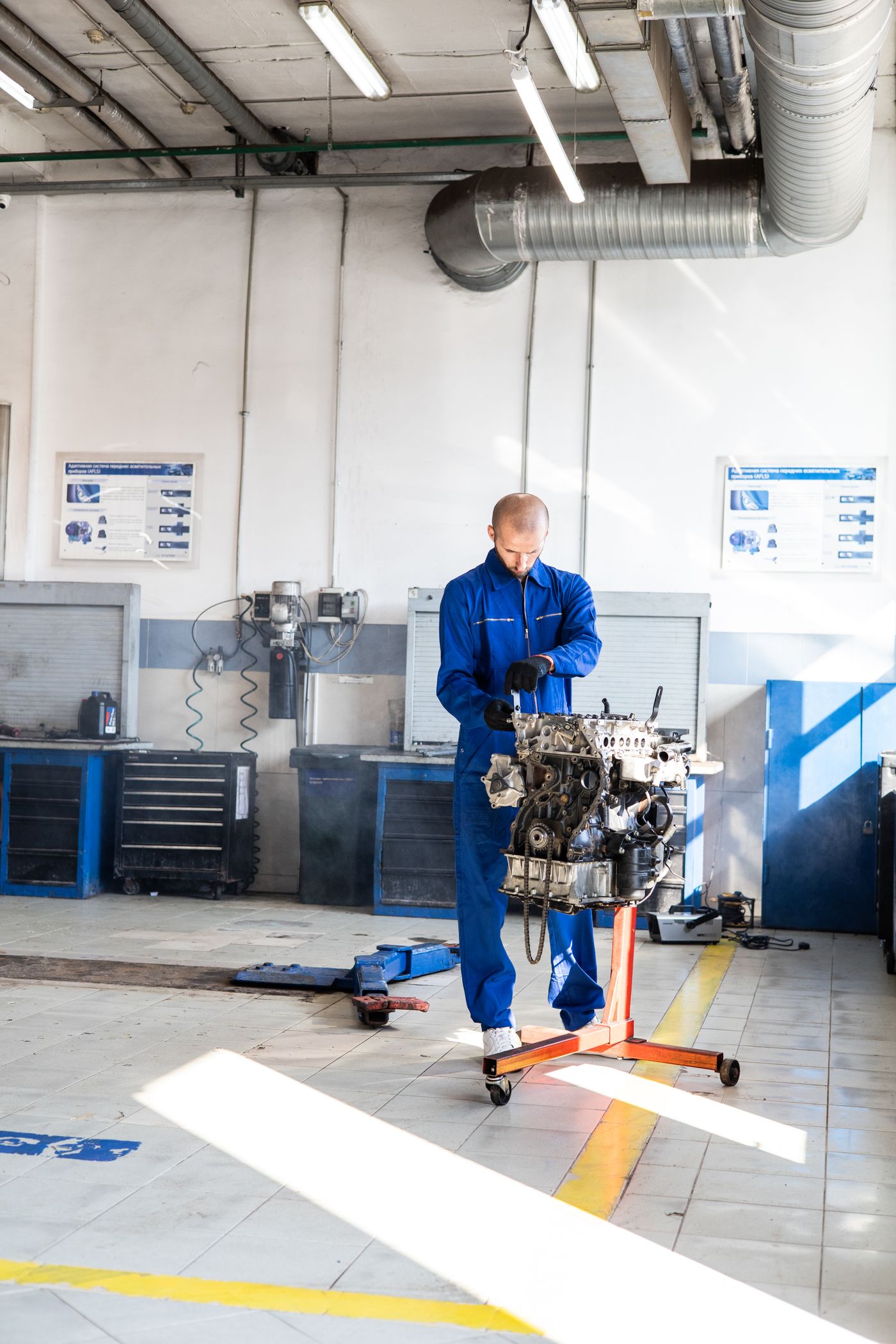 Lavorazione di precisione su un motore