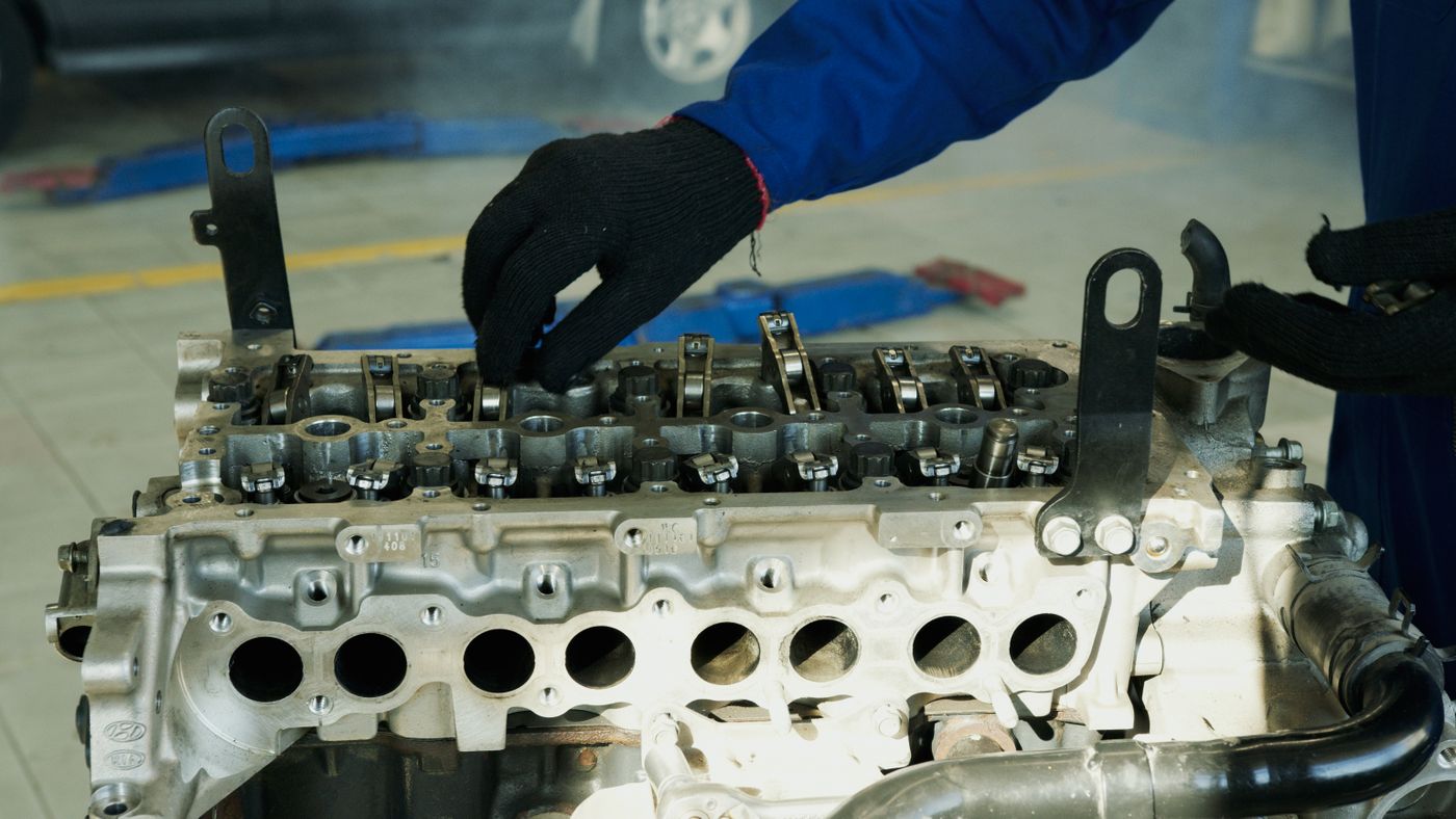Meccanico al lavoro su un motore